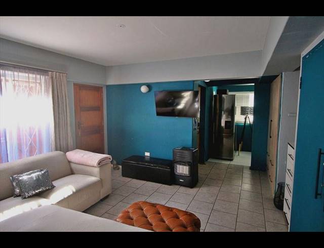 1 BEDROOM APARTMENT FOR SALE IN KEMPTON PARK
